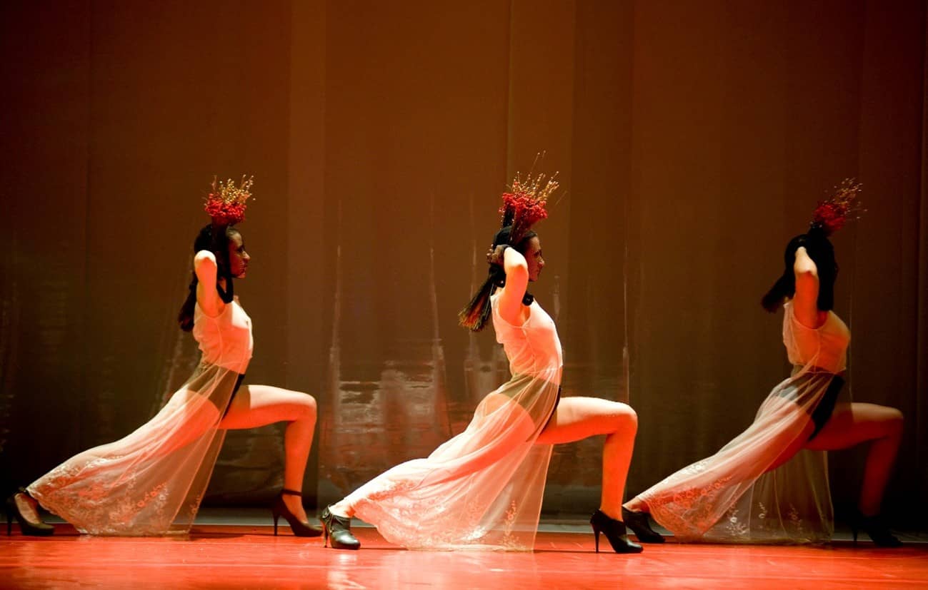 Foto Mila Petrillo. Espetáculo Danaides, 2011. Companhia Basirah. Terceira Reunião do Grupo Brasileiro de Estudos de Música Greco-Romana e suas Ressonâncias e XXI Seminário Internacional Archai